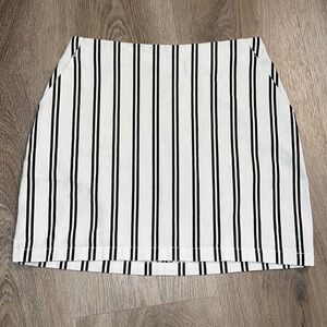 Skirt- black and white stripe - forever 21 - size small